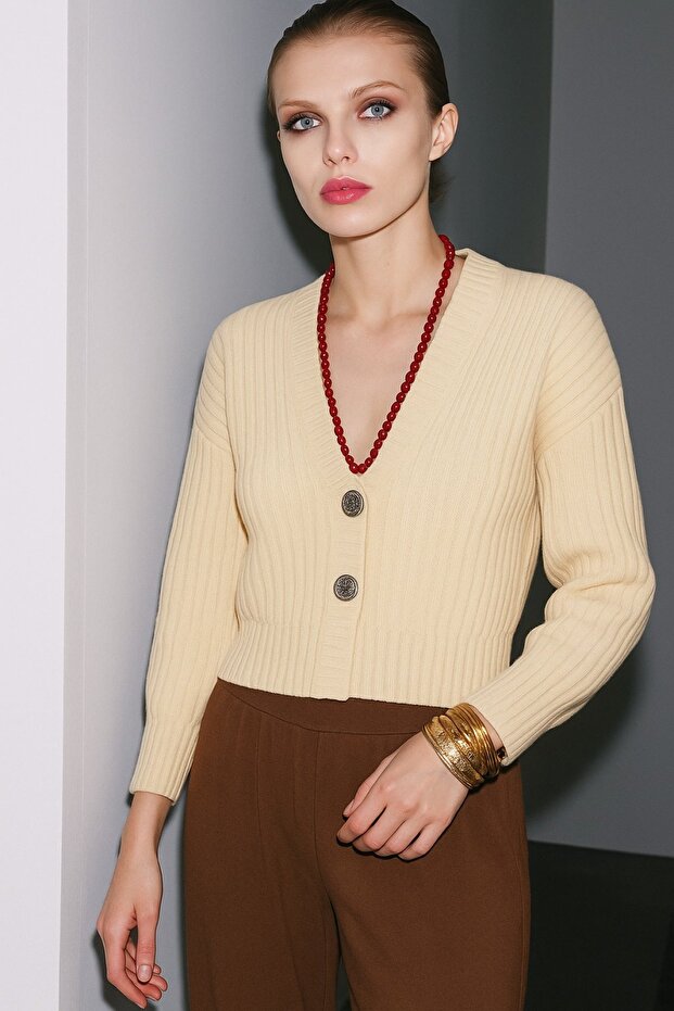 V-neck buttoned knit cardigan