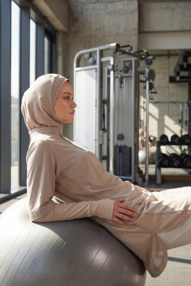 قميص تدريب نسائي من الفرو المنك بتفاصيل قص بالليزر من أكتيف إتش-بير فيت ACT-33
