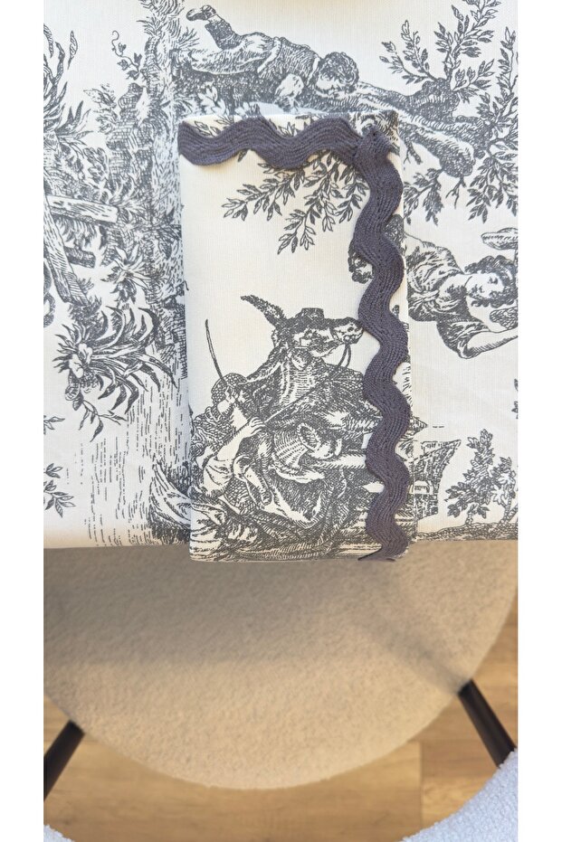 طقم مفرش طاولة منقوش باللون الرمادي - 3