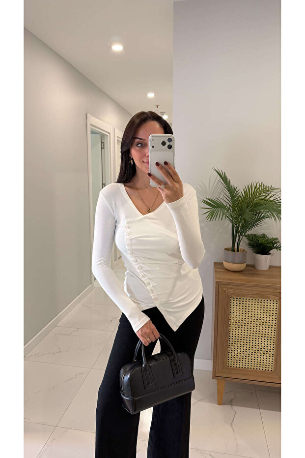 بلوزة ديتوس ذات أزرار جانبية بلون إيكرو فاتح - 1