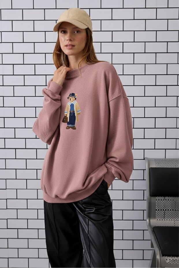 Women's Oversize Sweatshirt Traveler Bear 3D Printed Pink – Crew Neck, 3 Thread Rastering