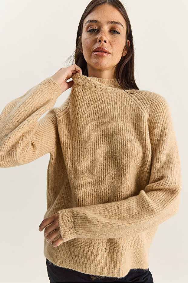 Women's Beige Crew Neck Raglan Sleeve Knitted Patterned Soft Textured Knitwear Sweater 20251108