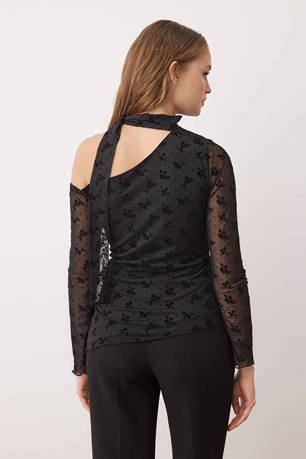 Siyah Çiçekli Fitted/Vücuda Oturan Asimetrik Yaka Uzun Kollu Kuşaklı Tül Örme Bluz TWOAW26BZ00346 - 4