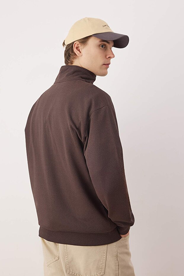 Kahverengi Oversize/Geniş Kesim Dik Yaka Fermuarlı Etiketli İçi Polarlı Sweatshirt TMNAW25SW00168 - 4