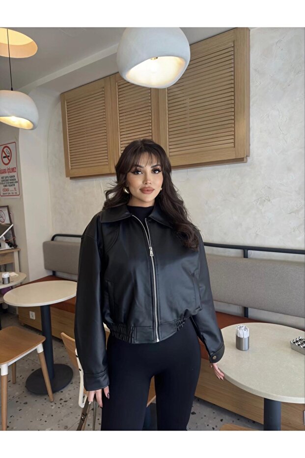 سترة بومبر جلدية باللون الأسود - 1