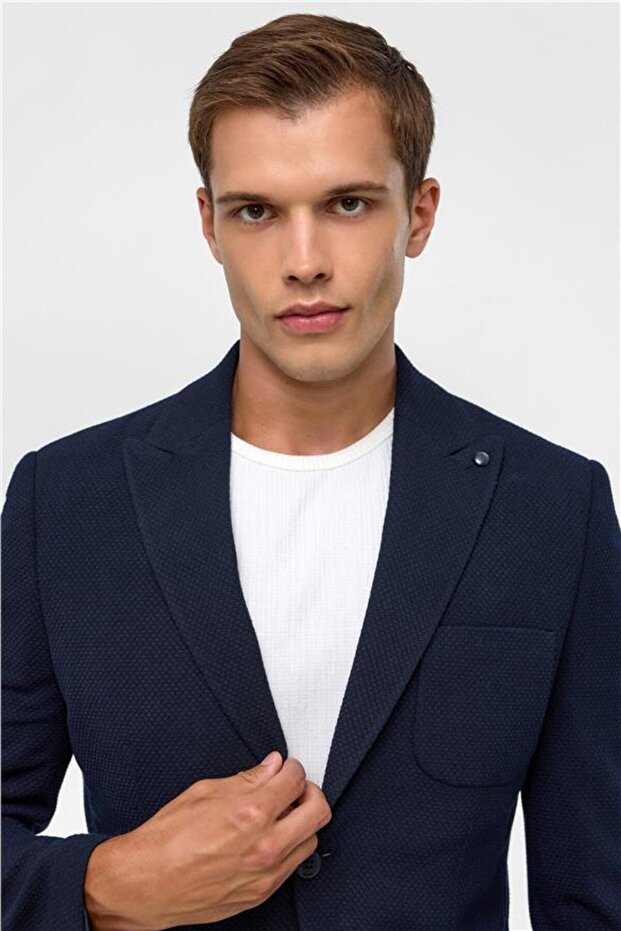 سترة مدببة ذات ياقة مدببة منقوشة باللون الأزرق الداكن 6 - 3