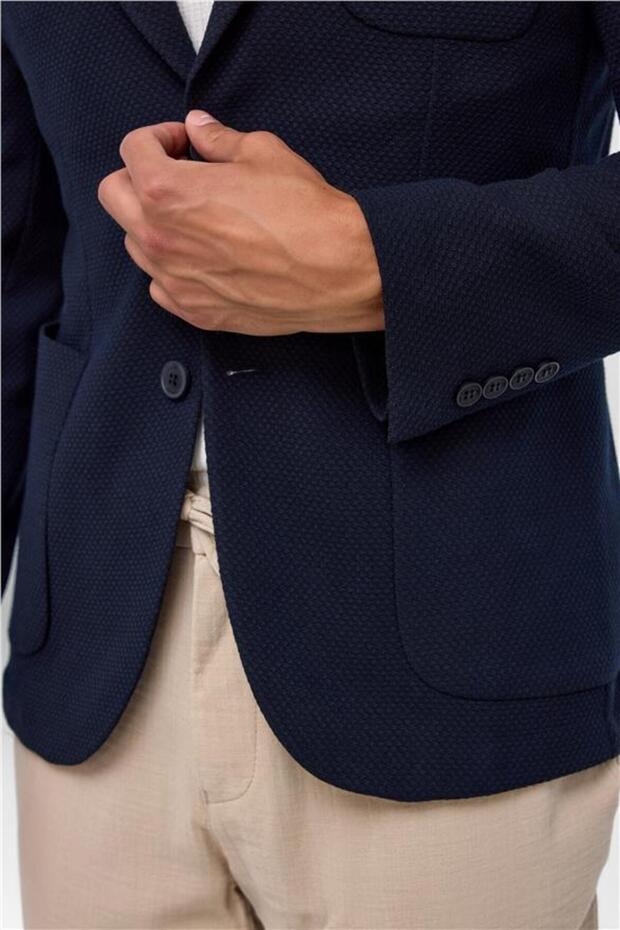 سترة مدببة ذات ياقة مدببة منقوشة باللون الأزرق الداكن 6 - 5