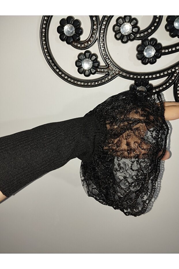 أكمام طويلة باللون الأسود - 1