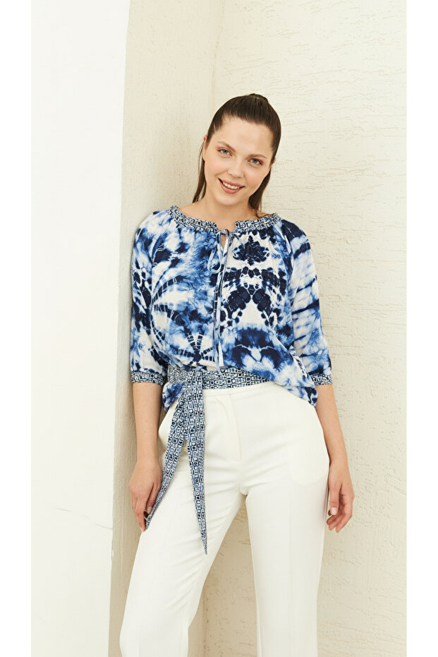 بلوزة منسوجة من الفيسكوز منقوشة - 1