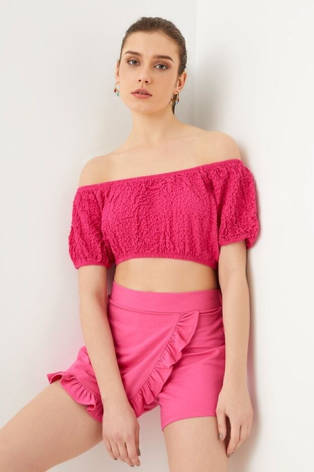 بلوزة قصيرة ملفوفة باللون الفوشيا - 3