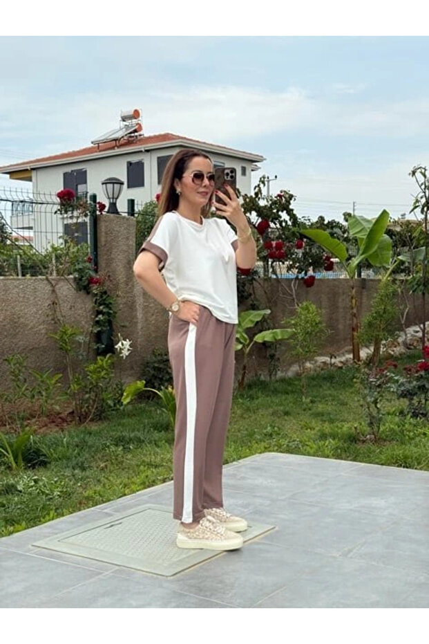 بدلة نسائية من القماش المزخرف بخطوط جانبية
