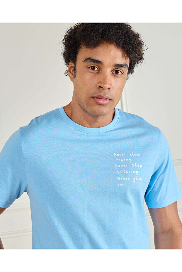 تي شيرت رجالي أزرق برسومات أساسية - 4