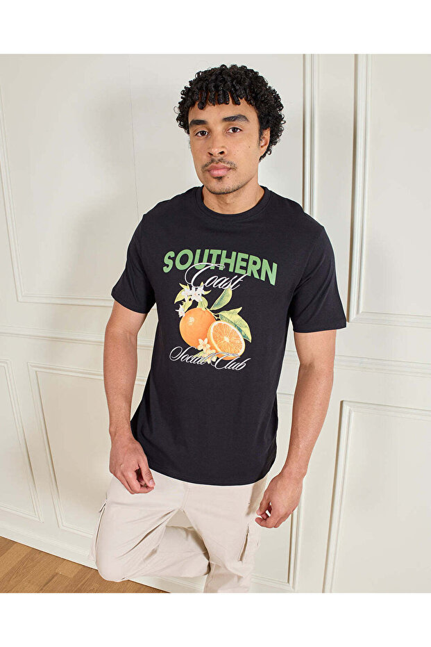 تي شيرت رجالي أسود أساسي برسومات جرافيكية - 5