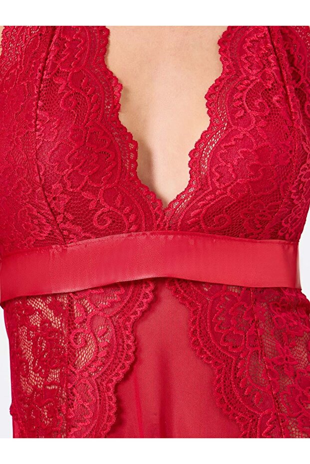 فستان كامي من قماش شبكي متين، مطرز بالدانتيل، مزود بحزام وحافة مشقوقة - 3