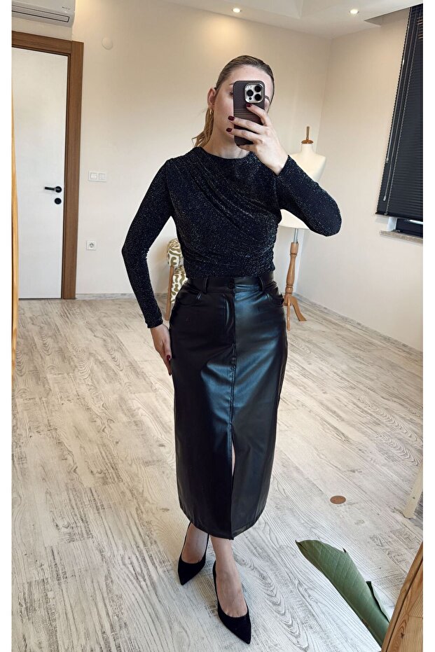 Simli Omuzdan Drape Detaylı Bluz - 3