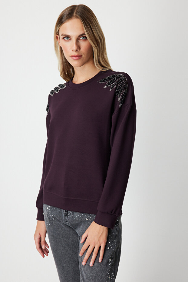 سترة رياضية مزينة باللؤلؤ على الأكتاف - 3