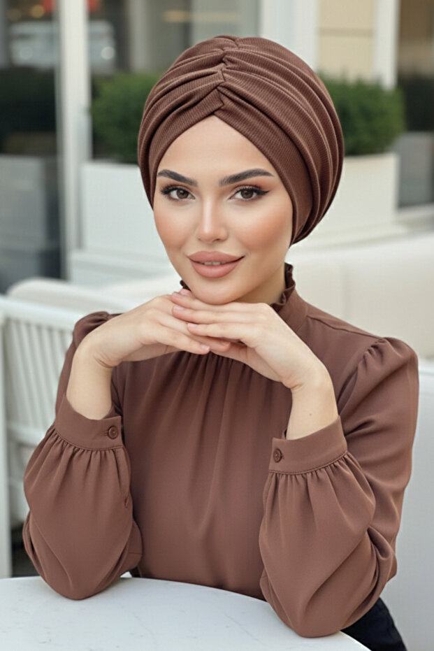 بونيه فضفاضة برباط بني اللون