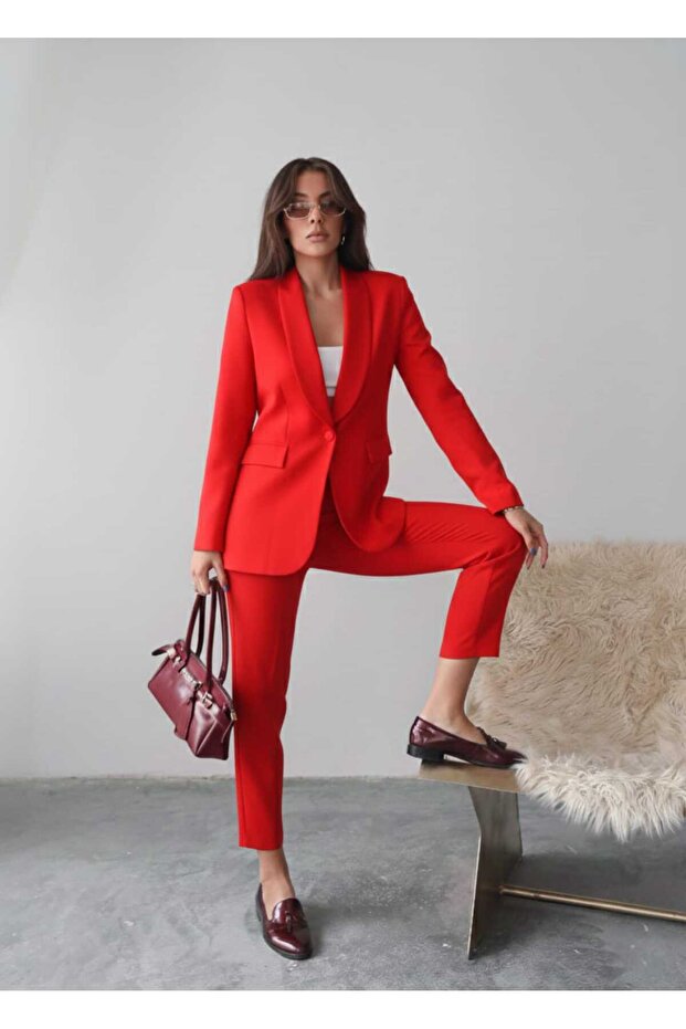 طقم سترة وبنطلون بزر واحد باللون الأحمر - 3