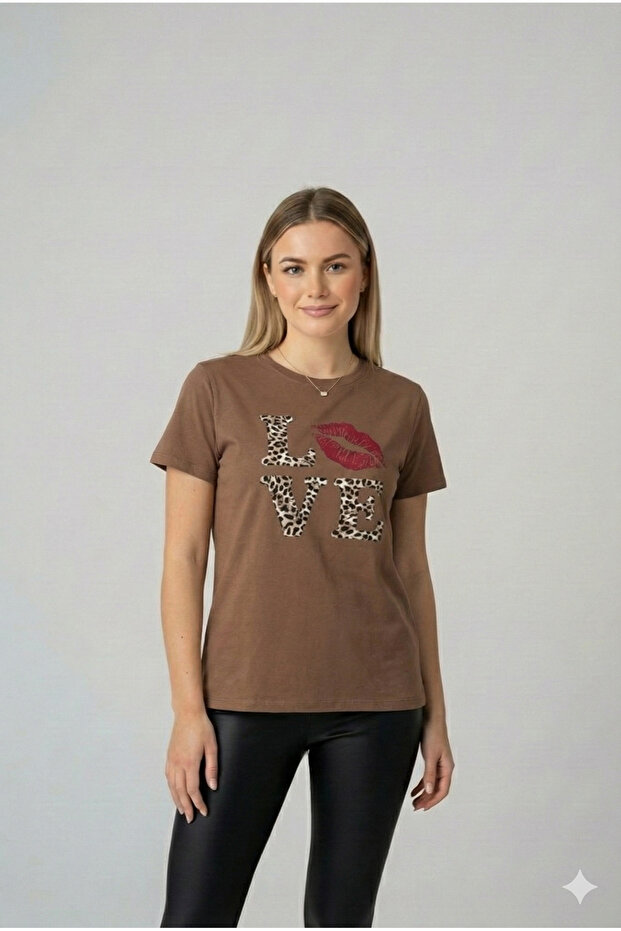 تيشيرت نسائي من Leopard Love مطبوع برقبة دائرية