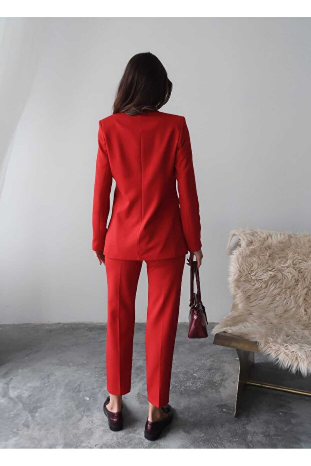طقم سترة وبنطلون بزر واحد باللون الأحمر - 5