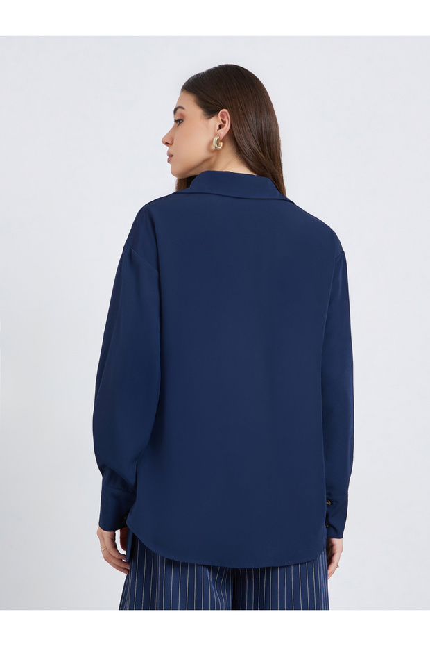 قميص فضفاض بلون موحد مزين بأزرار غير متماثلة - 4