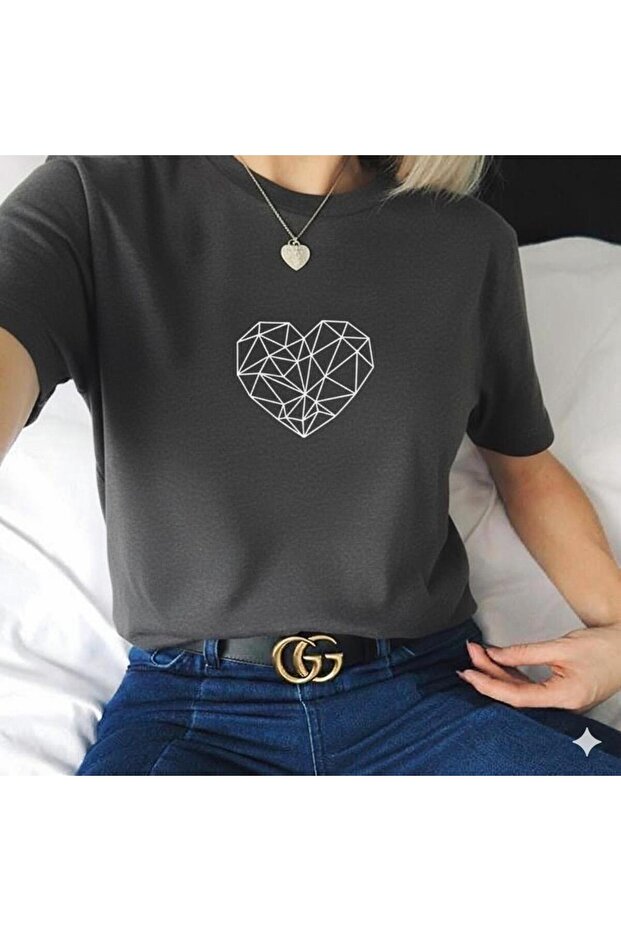 تي شيرت نسائي أساسي من GEOMETRIC HEART B مطبوع
