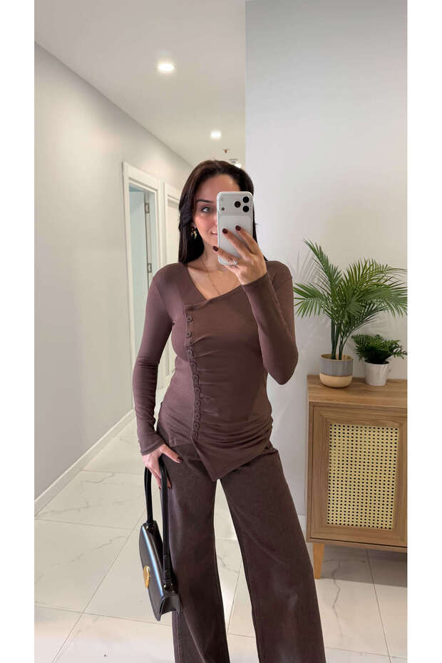 بلوزة ديتوس بنية اللون بأزرار جانبية - 2