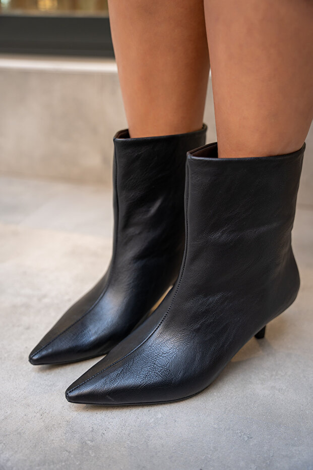 Saves Black Flat Stitch Detailed Women's Boots