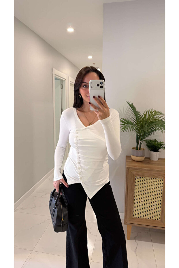 بلوزة ديتوس ذات أزرار جانبية بلون إيكرو فاتح - 2