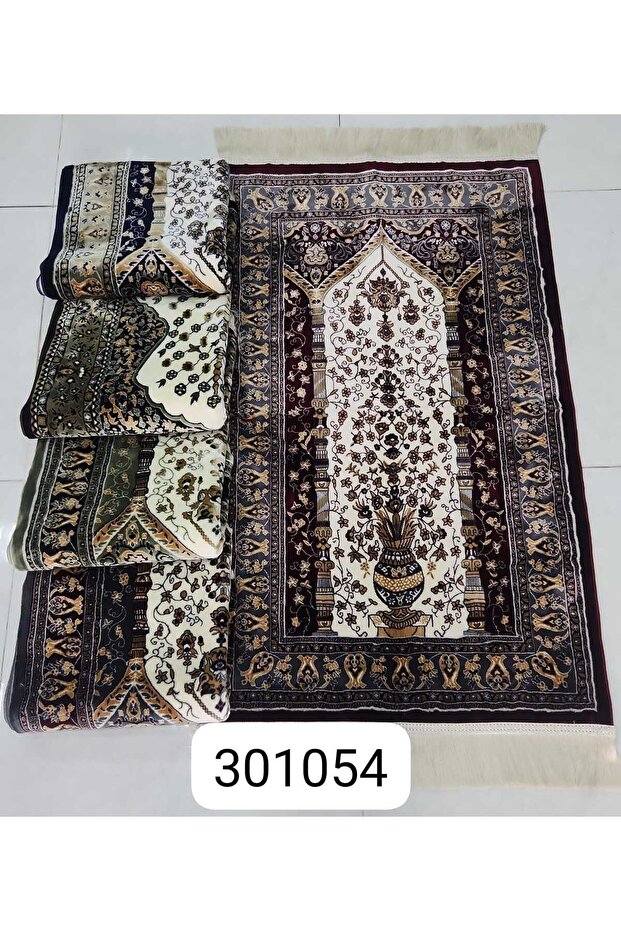 سجادة صلاة عنابية فاخرة بنقوش إسلامية كلاسيكية، مريحة وعملية بمقاس $70 \times 110$ سم.