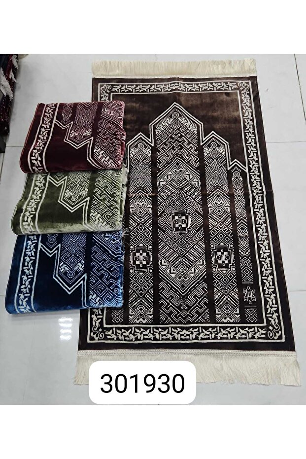 سجادة بنية بنقوش هندسية تراثية رائعة، ملمس مخملي بمقاس $70 \times 110$ سم.