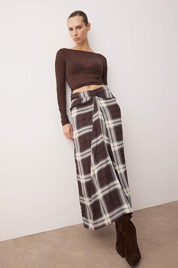 Brązowa spódnica maxi z detalami w pasie TWOAW26ET00159 - 2