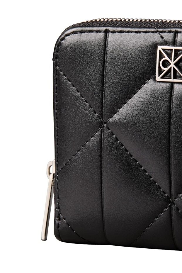 QUILTED SQUARE ZIP AROUND - 4