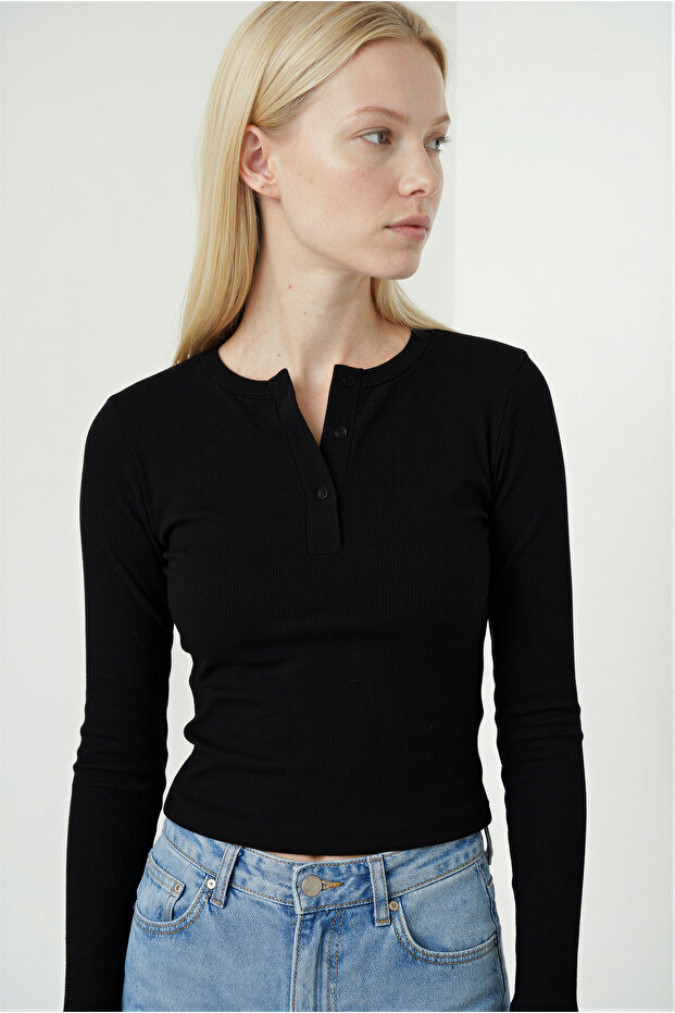 Women's Black Crew Neck Buttoned Knitted Blouse – Stylish and Comfortable
