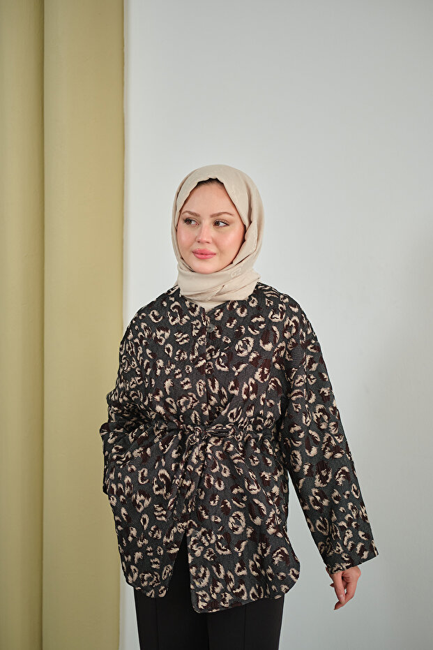 سترة نسائية بنمط أوراق الشجر مع خصر مطاطي، لون دخاني