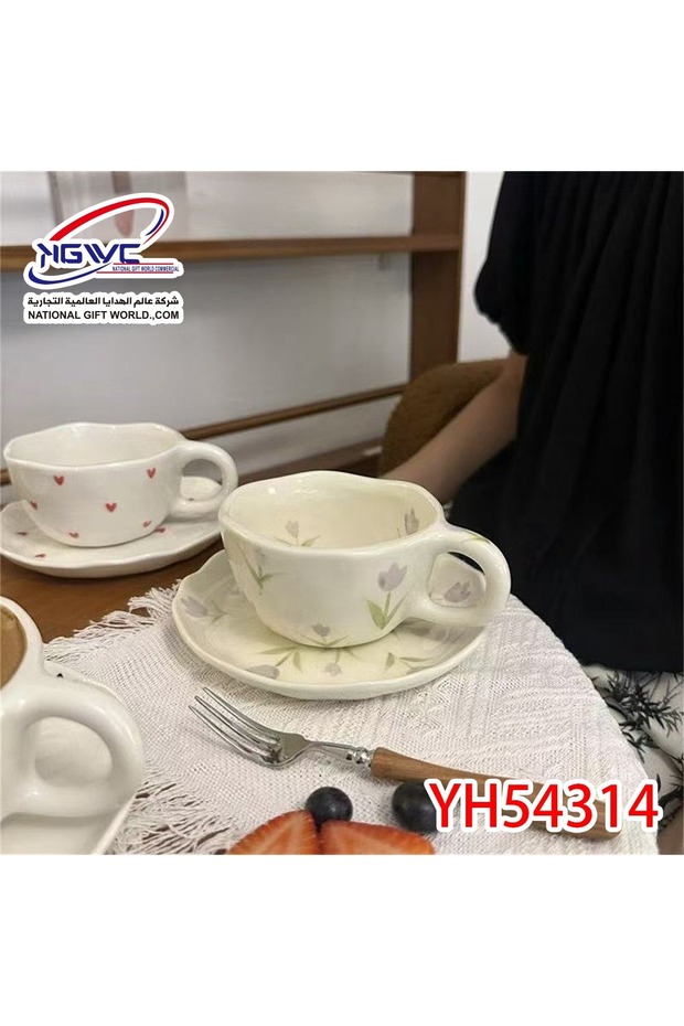 فنجان قهوة مع صحن بنقشة أوراق ناعمة – سيراميك أنيق