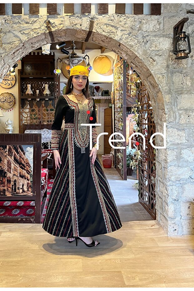 جلابية اسود مع طرحة سوداء مطرزة