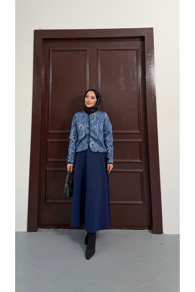 طقم مكون من سترة وتنورة بنقشة شال - 1