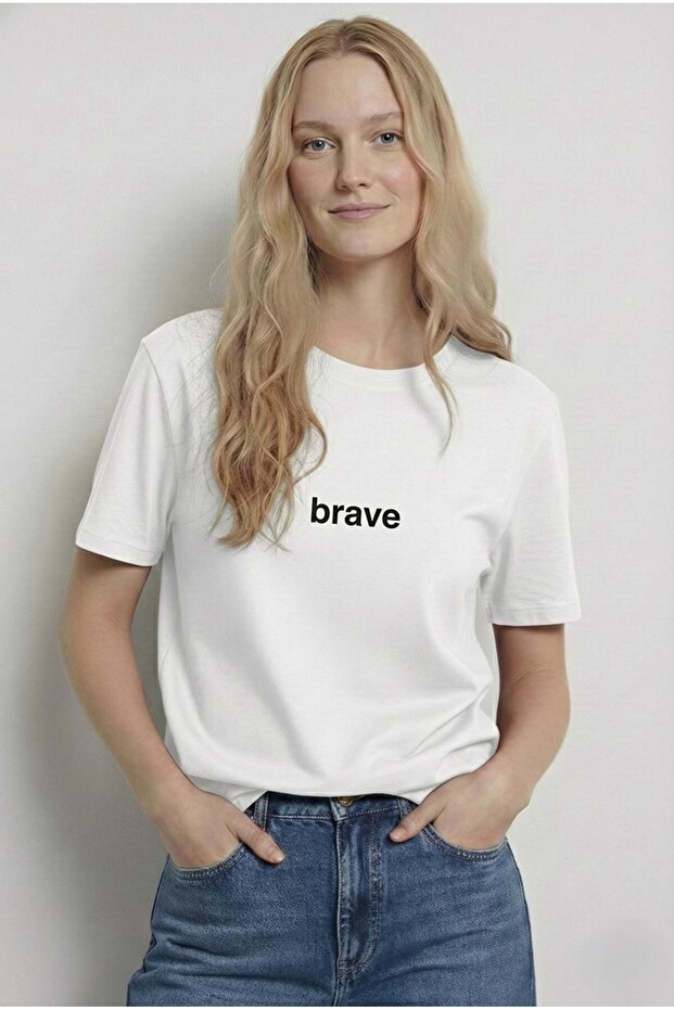 تي شيرت نسائي أساسي برقبة دائرية من BRAVE مطبوع