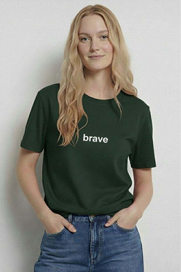 تي شيرت نسائي أساسي برقبة دائرية من BRAVE مطبوع
