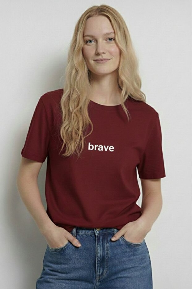 تي شيرت نسائي أساسي برقبة دائرية من BRAVE مطبوع