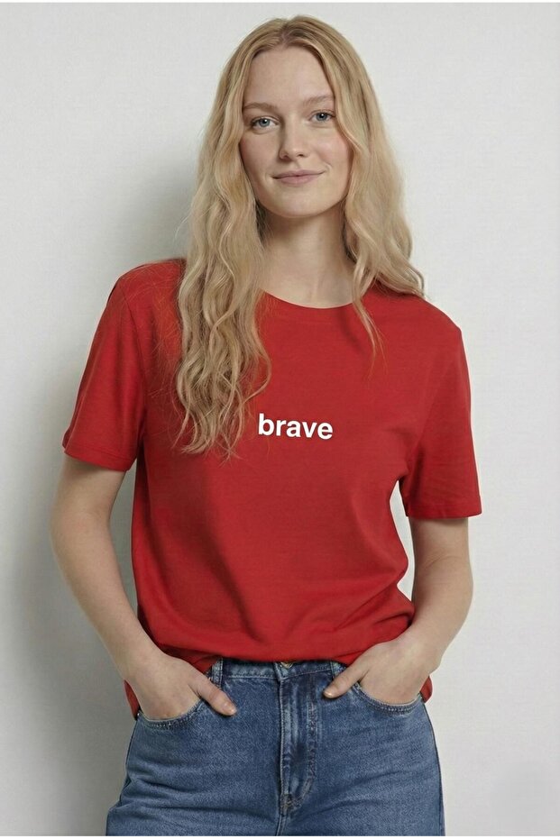 تي شيرت نسائي أساسي برقبة دائرية من BRAVE مطبوع