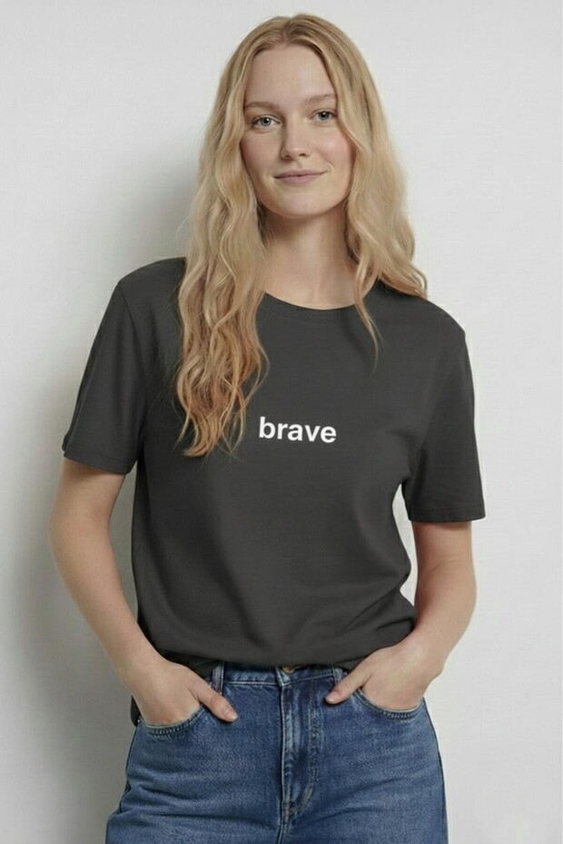 تي شيرت نسائي أساسي برقبة دائرية من BRAVE مطبوع