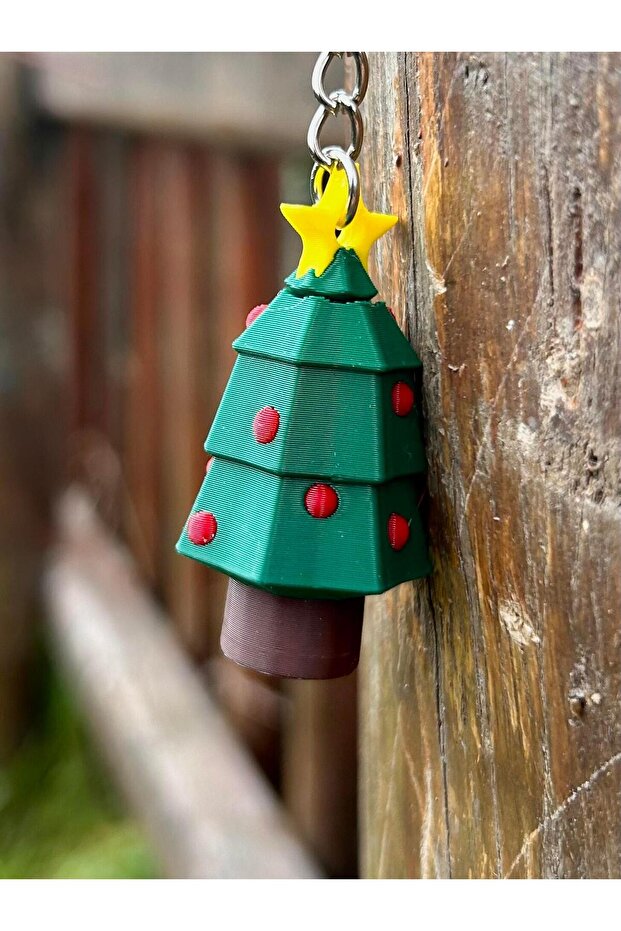 شجرة عيد الميلاد المزخرفة تقول: "العام الجديد يقترب!". 🎄 - سلسلة مفاتيح صغيرة ثلاثية الأبعاد (5 سم)