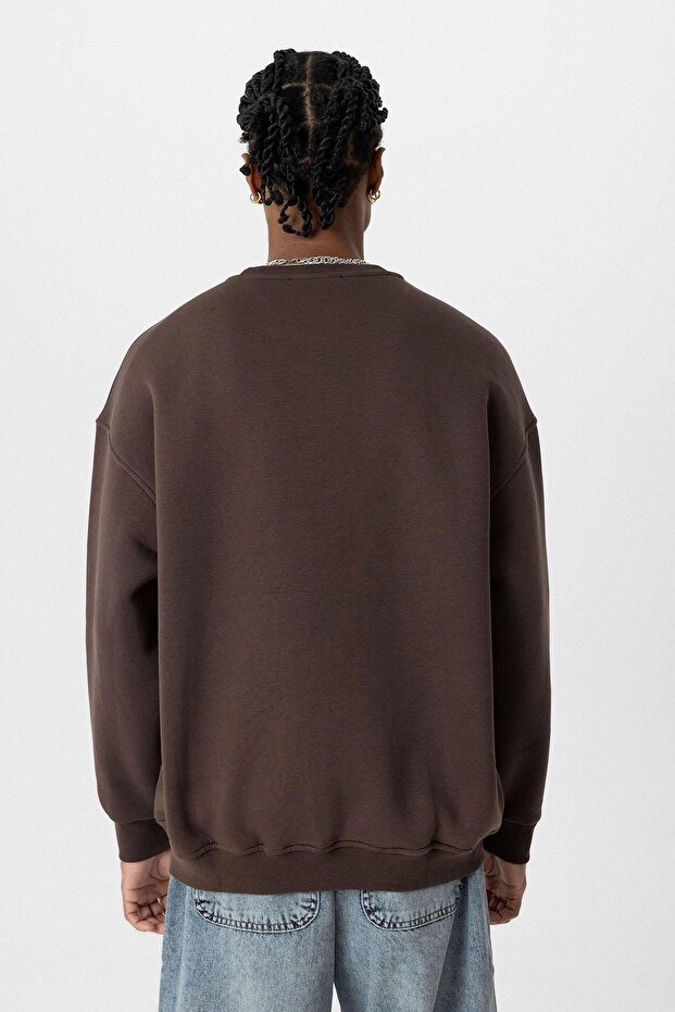 سويت شيرت بياقة دائرية من بيسك قصة فضفاضة باللون البني - 5