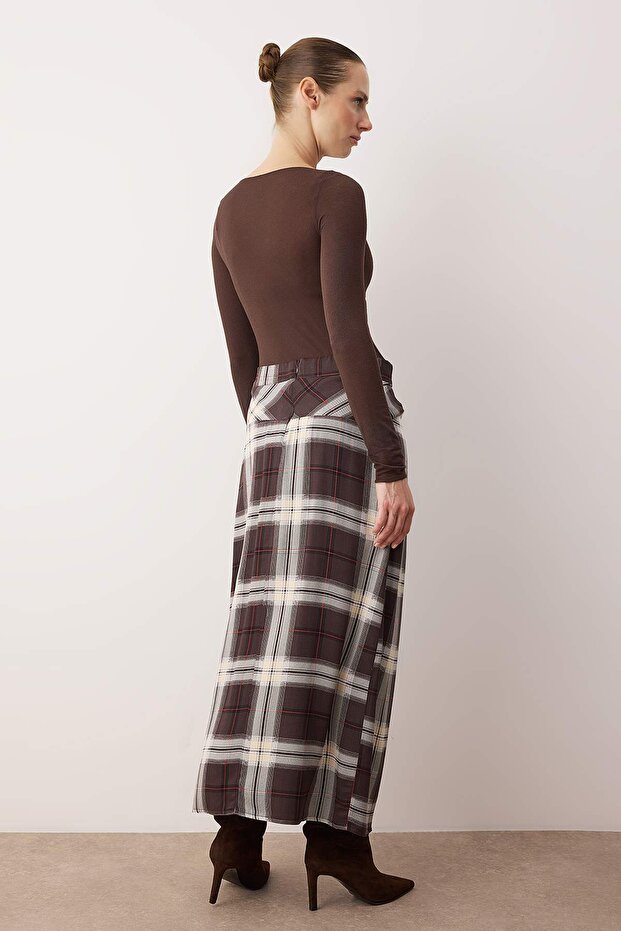 Brązowa spódnica maxi z detalami w pasie TWOAW26ET00159 - 4