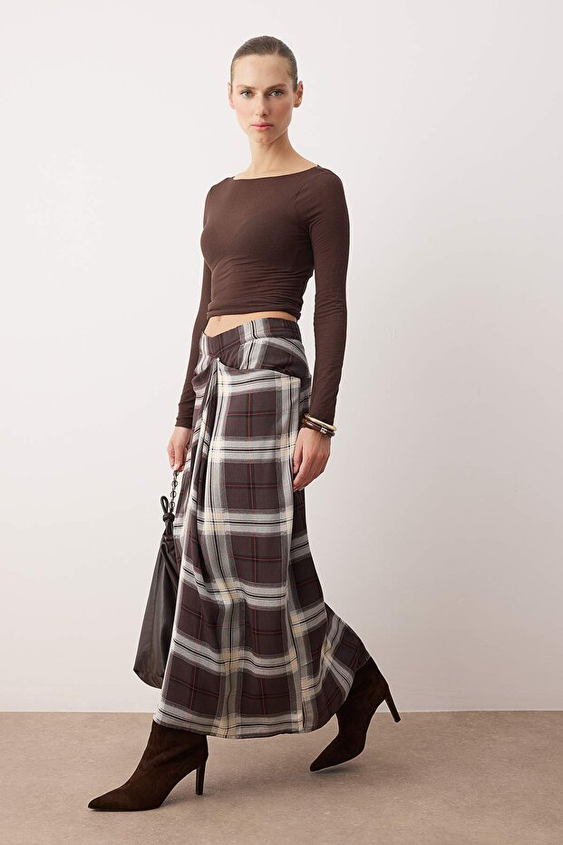 Brązowa spódnica maxi z detalami w pasie TWOAW26ET00159 - 1