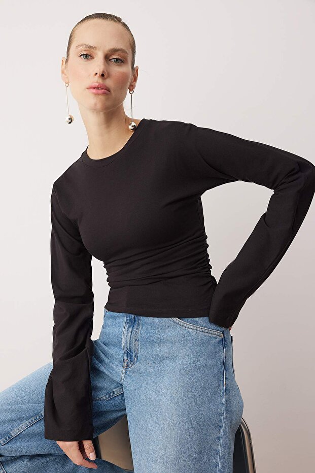 Siyah İspanyol Kol Büzgü Detaylı Regular/Normal Kalıp Örme Bluz TWOAW26BZ00293 - 2