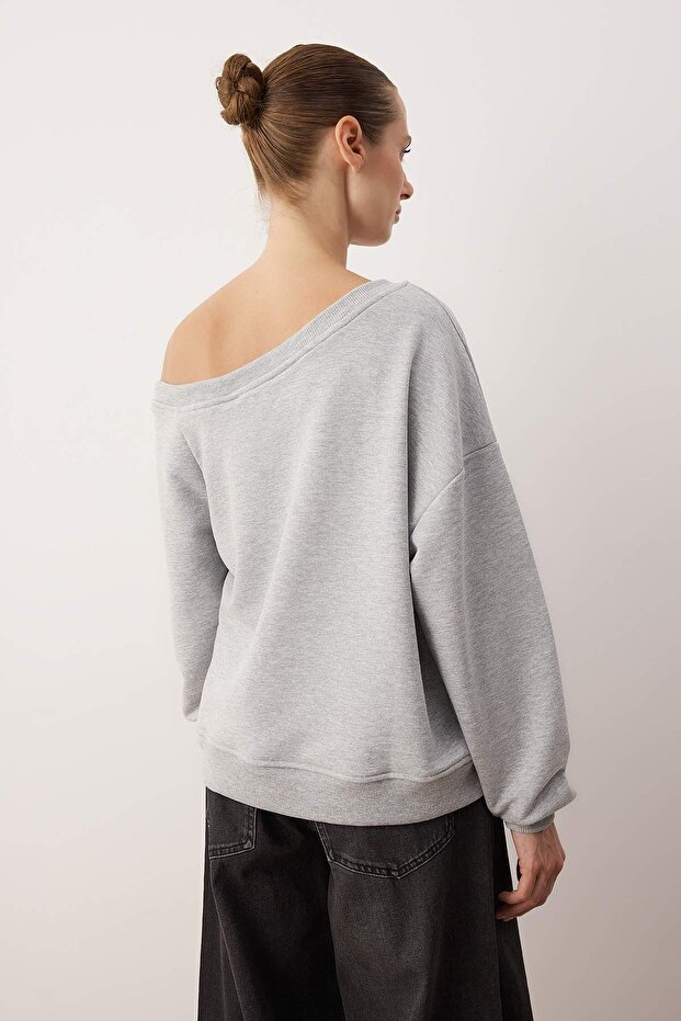 Gri Melanj Antrasit Slogan Baskılı Açık Omuzlu Örme Sweatshirt TWOAW26SW00201 - 5