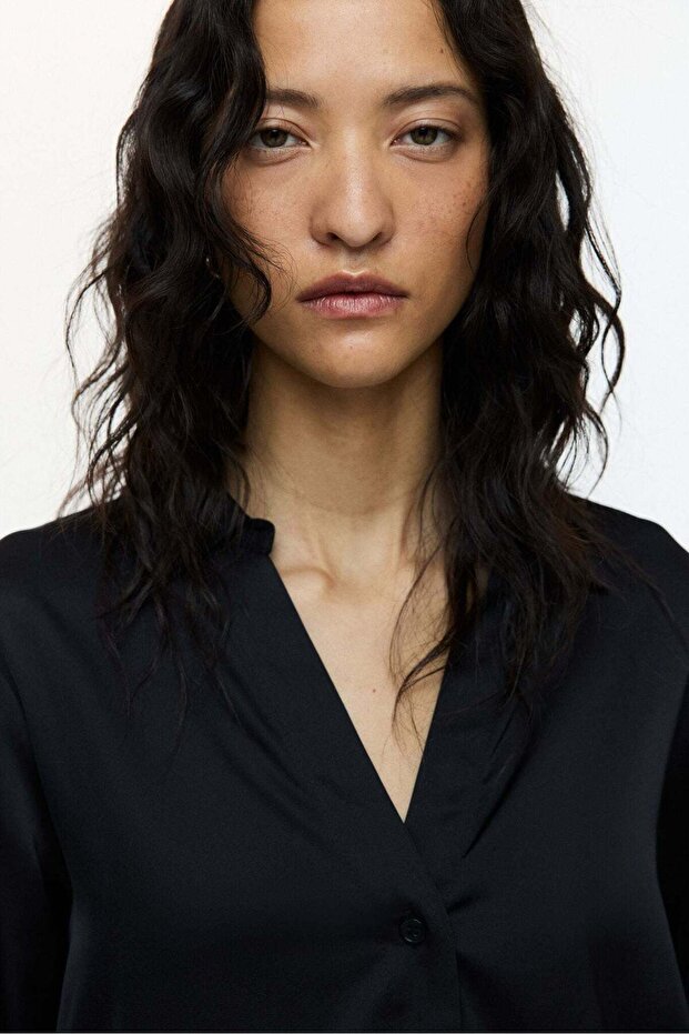 بلوزة برقبة على شكل حرف V - 3